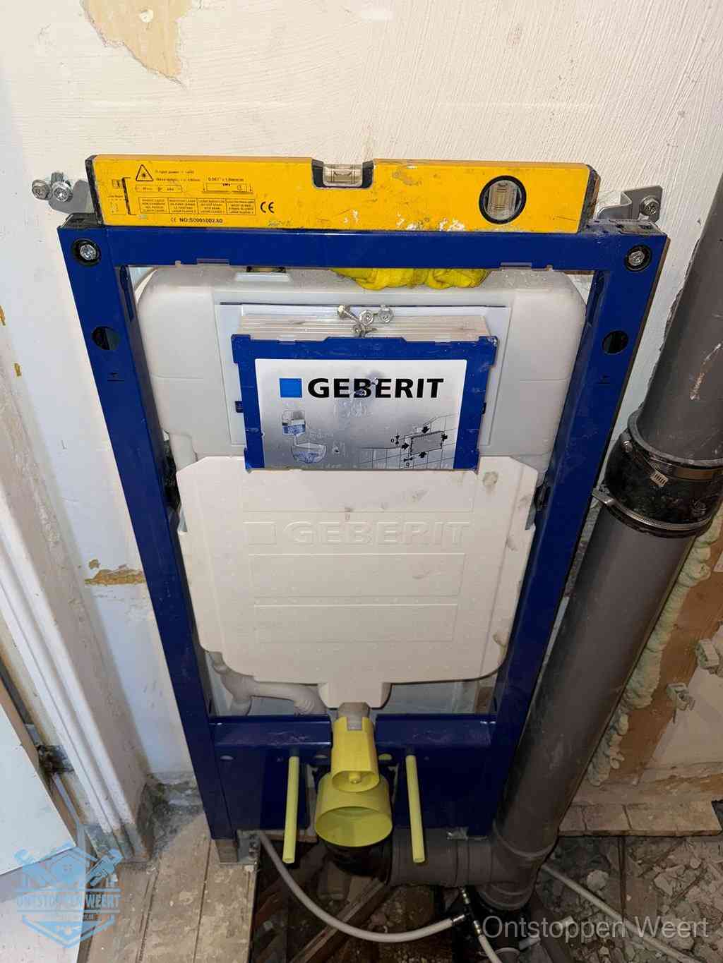 Een Geberit inbouwreservoir met frame voor een hangtoilet tegen de wand, met de afvoerbocht naar de vloer, kenmerkend voor een verstopt hangtoilet in Weert