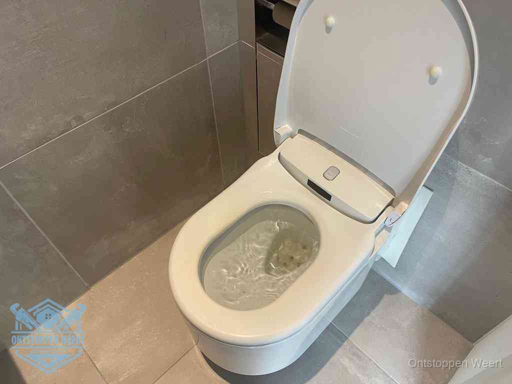 Een toiletpot vol troebel water met drijvend papier en restanten, de meest voorkomende oorzaak van een verstopte wc in Weert