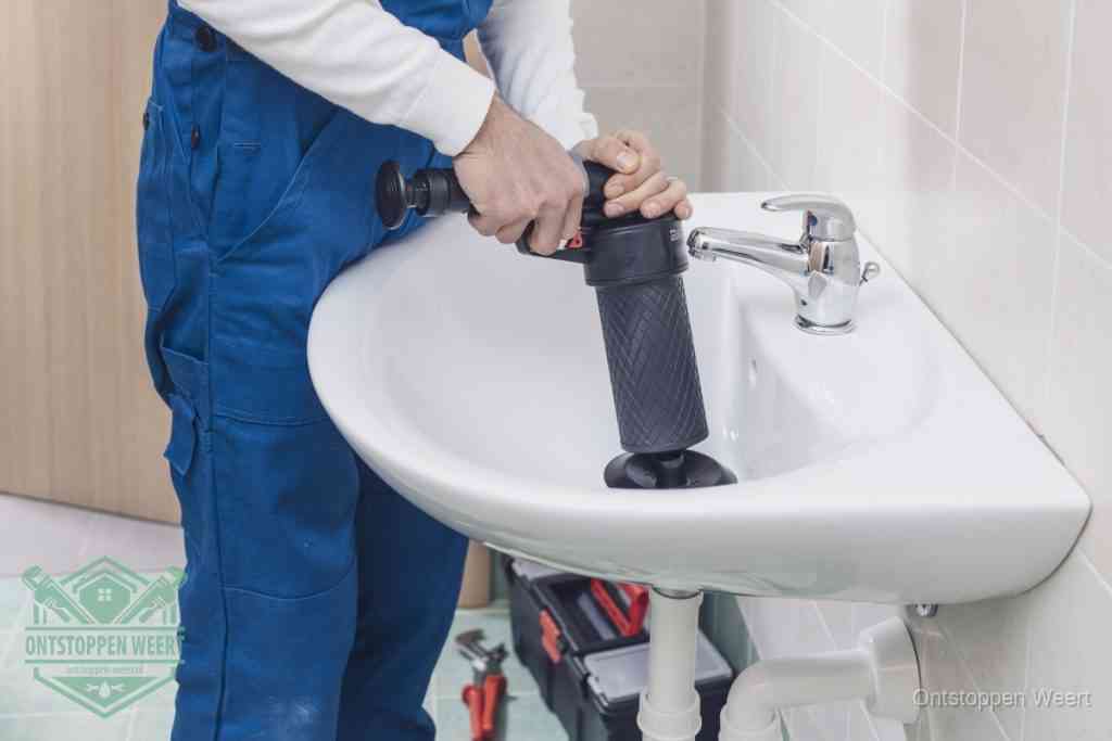 Een te ruwe doe-het-zelf poging met een hand-pomp op de afvoer van een badkamer-wastafel, een van de veelgemaakte fouten bij afvoer ontstoppen in Weert