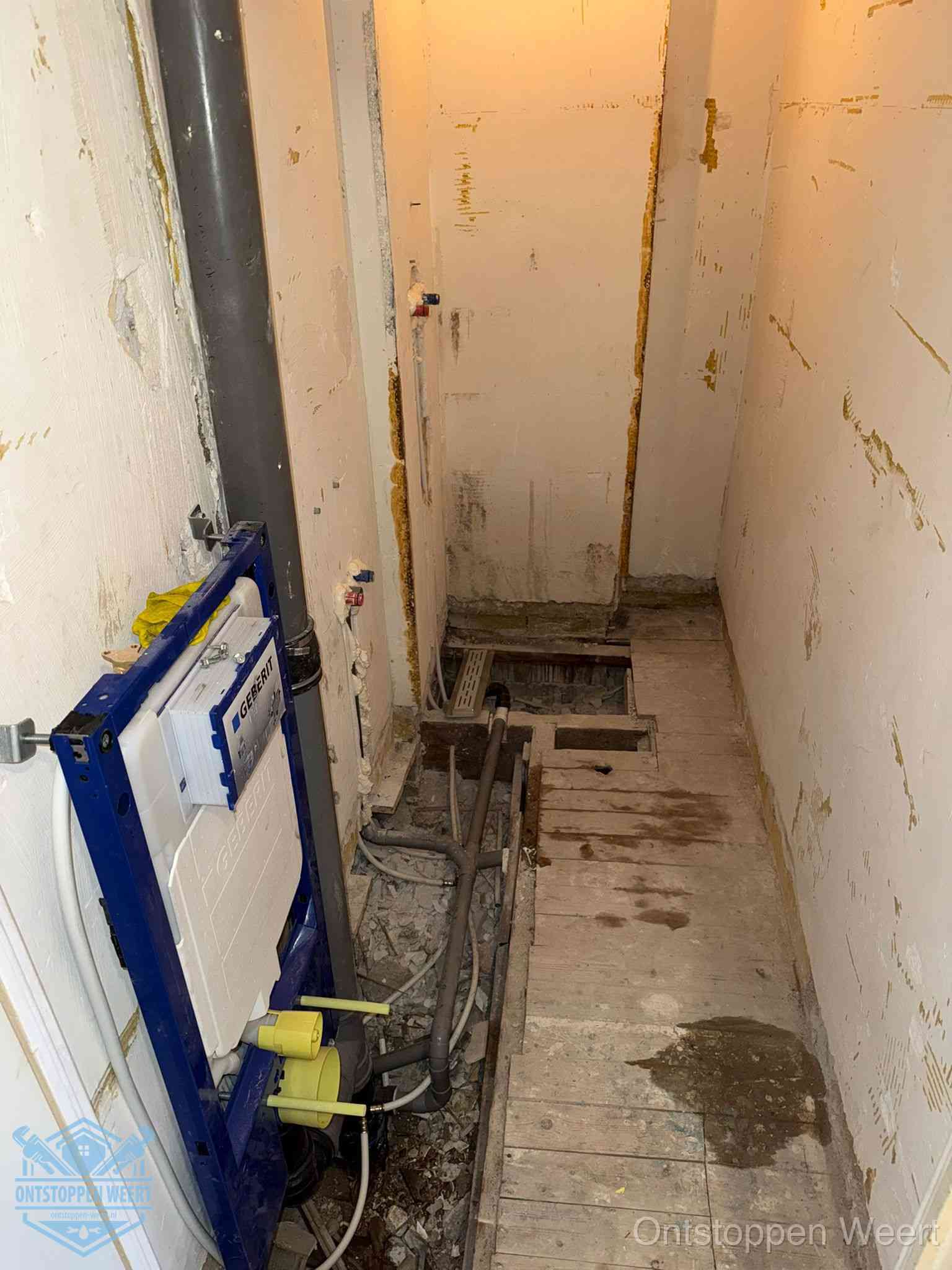 Een opgebroken toiletruimte tijdens renovatie met een Geberit inbouwreservoir en blootliggende oude afvoerleidingen, typisch voor oudere woningen in Weert